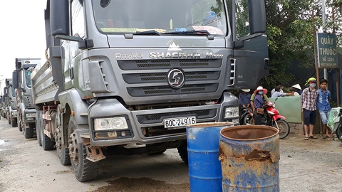 Mỏ đá đưa hàng chục xe ben ra đối thoại với dân - Ảnh 3. Mỏ đá đưa hàng chục xe ben ra đối thoại với dân - Ảnh 3.