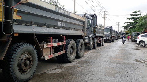 Mỏ đá đưa hàng chục xe ben ra đối thoại với dân - Ảnh 5. Mỏ đá đưa hàng chục xe ben ra đối thoại với dân - Ảnh 5.