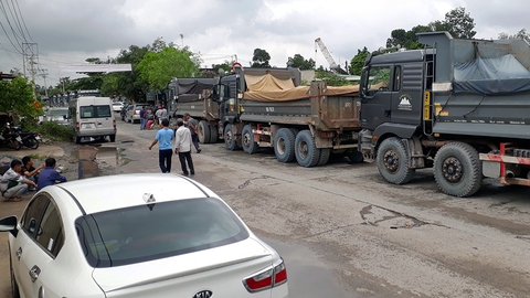 Mỏ đá đưa hàng chục xe ben ra đối thoại với dân - Ảnh 4. Mỏ đá đưa hàng chục xe ben ra đối thoại với dân - Ảnh 4.