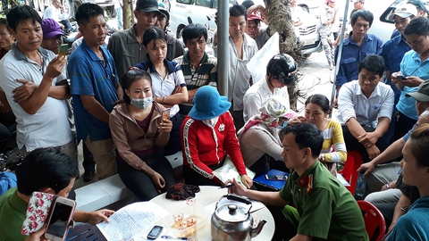 Mỏ đá đưa hàng chục xe ben ra đối thoại với dân - Ảnh 6. Mỏ đá đưa hàng chục xe ben ra đối thoại với dân - Ảnh 6.