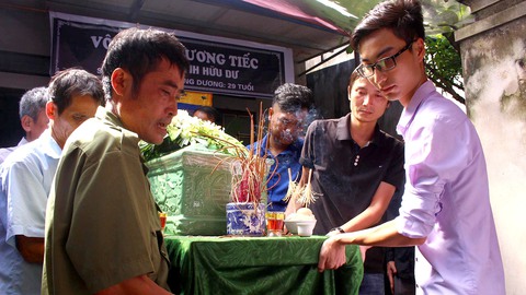 Hàng trăm người tiễn đưa nhà báo trẻ Đinh Hữu Dư - Ảnh 4. Hàng trăm người tiễn đưa nhà báo trẻ Đinh Hữu Dư - Ảnh 4.