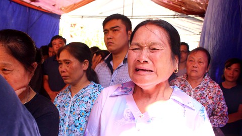 Hàng trăm người tiễn đưa nhà báo trẻ Đinh Hữu Dư - Ảnh 5. Hàng trăm người tiễn đưa nhà báo trẻ Đinh Hữu Dư - Ảnh 5.