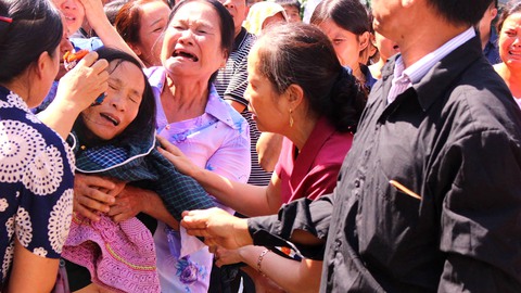Hàng trăm người tiễn đưa nhà báo trẻ Đinh Hữu Dư - Ảnh 6. Hàng trăm người tiễn đưa nhà báo trẻ Đinh Hữu Dư - Ảnh 6.