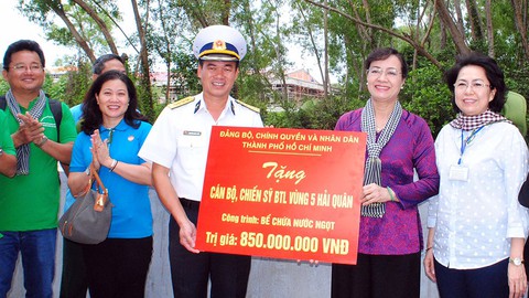 Lãnh đạo TP.HCM thăm chiến sĩ và nhân dân trên đảo Tây Nam - Ảnh 1. Lãnh đạo TP.HCM thăm chiến sĩ và nhân dân trên đảo Tây Nam - Ảnh 1.