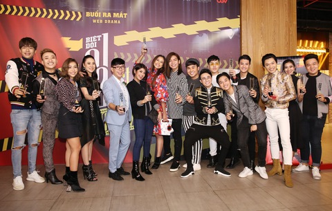 Chuyện người thứ ba mở màn Biệt đội 1-0-2 - Lật mặt showbiz - Ảnh 1. Chuyện người thứ ba mở màn Biệt đội 1-0-2 - Lật mặt showbiz - Ảnh 1.