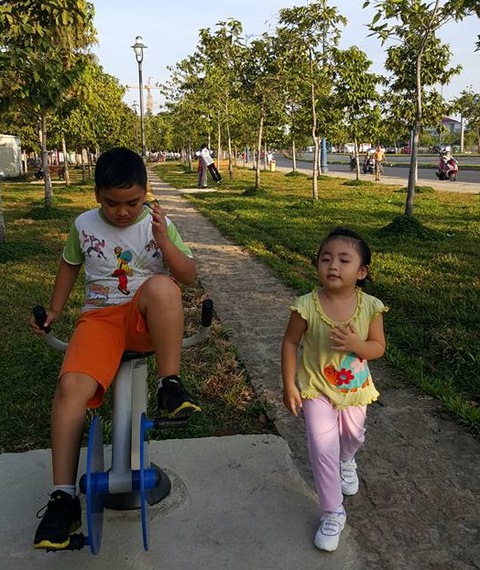 Chơi với con để trẻ khỏi béo phì, tại sao không? - Ảnh 1. Chơi với con để trẻ khỏi béo phì, tại sao không? - Ảnh 1.