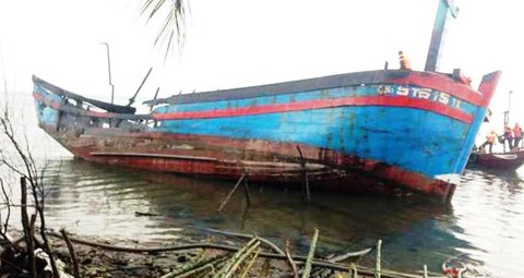 Tàu cá Quảng Nam cháy giữa khuya, thiệt hại gần 10 tỉ đồng - Ảnh 1. Tàu cá Quảng Nam cháy giữa khuya, thiệt hại gần 10 tỉ đồng - Ảnh 1.