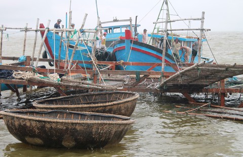 Giông lốc đánh chìm tàu cá ở cửa biển Sa Cần - Ảnh 1. Giông lốc đánh chìm tàu cá ở cửa biển Sa Cần - Ảnh 1.