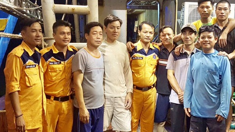 Tàu cá cùng 10 ngư dân bị mất liên lạc về bờ an toàn - Ảnh 1. Tàu cá cùng 10 ngư dân bị mất liên lạc về bờ an toàn - Ảnh 1.