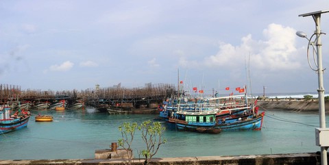 Hàng chục tàu cá vào âu tàu, làng chài Trường Sa trú ẩn - Ảnh 1. Hàng chục tàu cá vào âu tàu, làng chài Trường Sa trú ẩn - Ảnh 1.