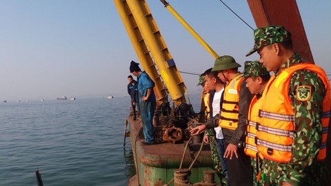 Tàu du lịch chìm khi va chạm sà lan, 31 khách Trung Quốc thoát nạn - Ảnh 1. Tàu du lịch chìm khi va chạm sà lan, 31 khách Trung Quốc thoát nạn - Ảnh 1.