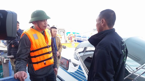 Tàu du lịch chìm khi va chạm sà lan, 31 khách Trung Quốc thoát nạn - Ảnh 3. Tàu du lịch chìm khi va chạm sà lan, 31 khách Trung Quốc thoát nạn - Ảnh 3.