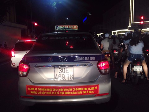 Sau Hà Nội, đến lượt taxi ở Sài Gòn dán biểu ngữ phản đối Uber - Grab - Ảnh 3. Sau Hà Nội, đến lượt taxi ở Sài Gòn dán biểu ngữ phản đối Uber - Grab - Ảnh 3.