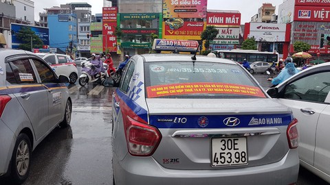Xe hợp đồng điện tử phải dán logo của đơn vị cấp phần mềm - Ảnh 1. Xe hợp đồng điện tử phải dán logo của đơn vị cấp phần mềm - Ảnh 1.