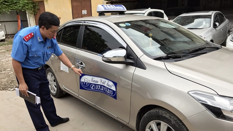 Taxi dù chặt chém du khách bị phạt 11,5 triệu đồng và giam xe - Ảnh 1. Taxi dù chặt chém du khách bị phạt 11,5 triệu đồng và giam xe - Ảnh 1.