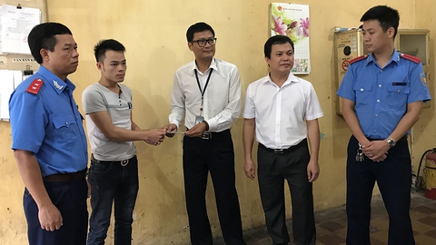 Taxi dù chặt chém du khách bị phạt 11,5 triệu đồng và giam xe - Ảnh 2. Taxi dù chặt chém du khách bị phạt 11,5 triệu đồng và giam xe - Ảnh 2.