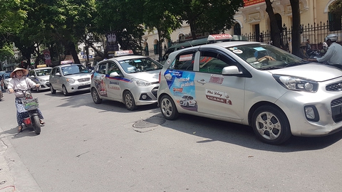 Taxi Hà Nội yêu cầu dừng khẩn cấp Grab-Uber - Ảnh 1. Taxi Hà Nội yêu cầu dừng khẩn cấp Grab-Uber - Ảnh 1.