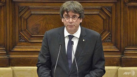 Lãnh đạo Catalonia ký tuyên bố độc lập rồi để đó - Ảnh 1. Lãnh đạo Catalonia ký tuyên bố độc lập rồi để đó - Ảnh 1.