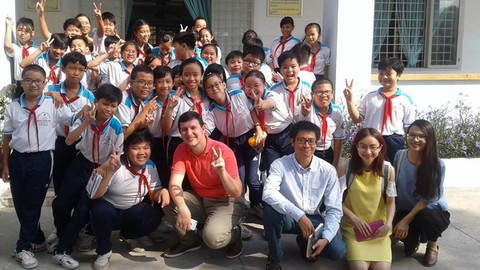 Chàng trai bỏ việc lương trăm triệu để Giảng dạy vì Việt Nam - Ảnh 1. Chàng trai bỏ việc lương trăm triệu để Giảng dạy vì Việt Nam - Ảnh 1.