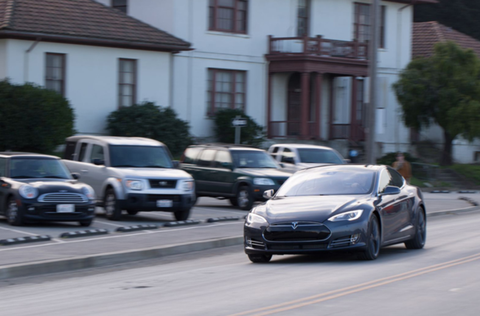 Tesla nâng cấp xe hỗ trợ khách hàng giữa bão Irma - Ảnh 1. Tesla nâng cấp xe hỗ trợ khách hàng giữa bão Irma - Ảnh 1.
