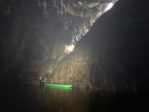 Xuyên hang Sơn Đoòng vượt Bức tường Việt Nam bằng thang - Ảnh 2. Xuyên hang Sơn Đoòng vượt Bức tường Việt Nam bằng thang - Ảnh 2.