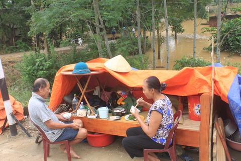 Thanh Hóa: Lũ về, hàng trăm hộ dân phải sống trên đê nhiều ngày - Ảnh 1. Thanh Hóa: Lũ về, hàng trăm hộ dân phải sống trên đê nhiều ngày - Ảnh 1.