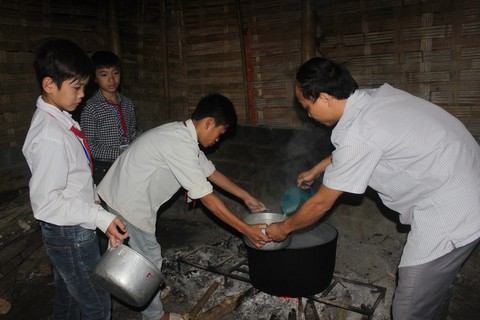 Nồi cháo sáng của thầy trò vùng cao biên giới - Ảnh 5. Nồi cháo sáng của thầy trò vùng cao biên giới - Ảnh 5.