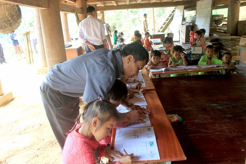 Lũ quét, học sinh phải học dưới gầm nhà sàn của dân - Ảnh 1. Lũ quét, học sinh phải học dưới gầm nhà sàn của dân - Ảnh 1.