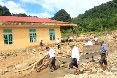 Lũ quét, học sinh phải học dưới gầm nhà sàn của dân - Ảnh 2. Lũ quét, học sinh phải học dưới gầm nhà sàn của dân - Ảnh 2.