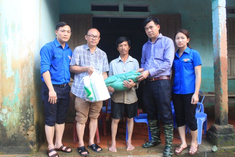 Trao 50 suất hỗ trợ của bạn đọc Tuổi Trẻ cho người dân vùng lũ Thạch Thành - Ảnh 3. Trao 50 suất hỗ trợ của bạn đọc Tuổi Trẻ cho người dân vùng lũ Thạch Thành - Ảnh 3.