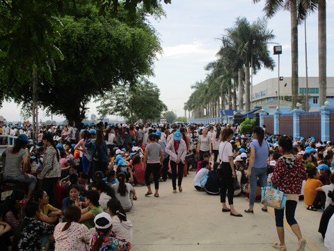 8.000 công nhân đình công vì không có chỗ gửi xe - Ảnh 1. 8.000 công nhân đình công vì không có chỗ gửi xe - Ảnh 1.