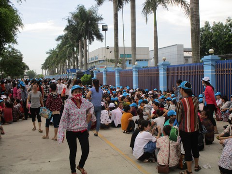 8.000 công nhân đình công vì không có chỗ gửi xe - Ảnh 2. 8.000 công nhân đình công vì không có chỗ gửi xe - Ảnh 2.
