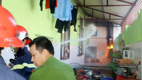 Cháy trường mầm non, di tản an toàn hàng trăm trẻ - Ảnh 1. Cháy trường mầm non, di tản an toàn hàng trăm trẻ - Ảnh 1.