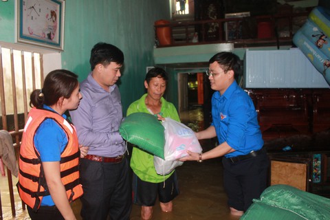 Trao 50 suất hỗ trợ của bạn đọc Tuổi Trẻ cho người dân vùng lũ Thạch Thành - Ảnh 1. Trao 50 suất hỗ trợ của bạn đọc Tuổi Trẻ cho người dân vùng lũ Thạch Thành - Ảnh 1.