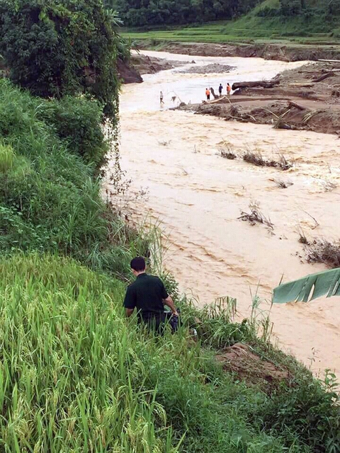 Tìm được thi thể nghi cán bộ biên phòng bị lũ cuốn - Ảnh 2. Tìm được thi thể nghi cán bộ biên phòng bị lũ cuốn - Ảnh 2.
