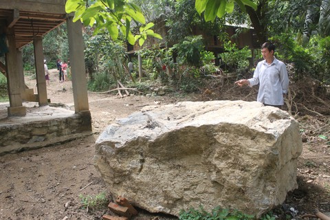 Thanh Hóa: Đá lăn vào nhà, dân phải chuyển đến nơi ở tạm - Ảnh 1. Thanh Hóa: Đá lăn vào nhà, dân phải chuyển đến nơi ở tạm - Ảnh 1.