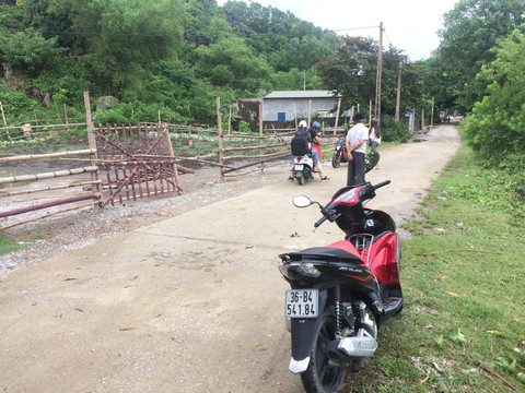 Dân dựng rào ngăn khách vào động Tiên Sơn - Ảnh 1. Dân dựng rào ngăn khách vào động Tiên Sơn - Ảnh 1.