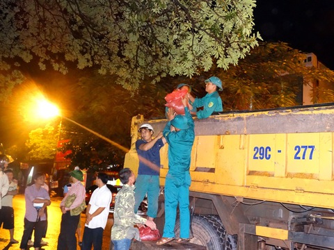 Lo vỡ đê sông Bưởi, hơn 13.000 dân sơ tán tránh lũ - Ảnh 2. Lo vỡ đê sông Bưởi, hơn 13.000 dân sơ tán tránh lũ - Ảnh 2.