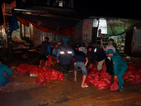 Lo vỡ đê sông Bưởi, hơn 13.000 dân sơ tán tránh lũ - Ảnh 3. Lo vỡ đê sông Bưởi, hơn 13.000 dân sơ tán tránh lũ - Ảnh 3.
