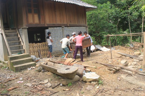 Thanh Hóa: Đá lăn vào nhà, dân phải chuyển đến nơi ở tạm - Ảnh 2. Thanh Hóa: Đá lăn vào nhà, dân phải chuyển đến nơi ở tạm - Ảnh 2.