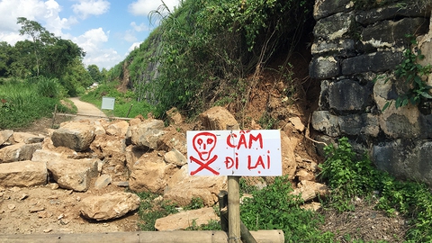 Thành nhà Hồ sạt lở sau bão số 10 - Ảnh 2. Thành nhà Hồ sạt lở sau bão số 10 - Ảnh 2.