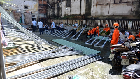 Quận 1 cưỡng chế, tháo dỡ chung cư 128 Hai Bà Trưng - Ảnh 1. Quận 1 cưỡng chế, tháo dỡ chung cư 128 Hai Bà Trưng - Ảnh 1.