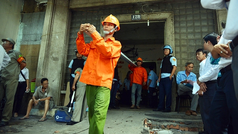 Quận 1 cưỡng chế, tháo dỡ chung cư 128 Hai Bà Trưng - Ảnh 4. Quận 1 cưỡng chế, tháo dỡ chung cư 128 Hai Bà Trưng - Ảnh 4.