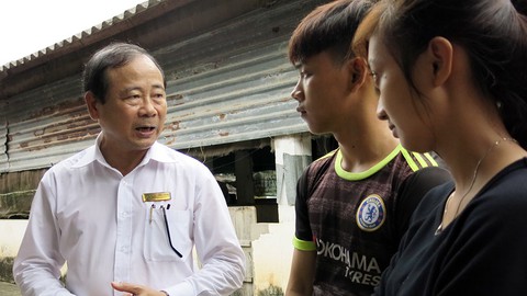 Ông tiến sĩ đi vận động học nghề - Ảnh 1. Ông tiến sĩ đi vận động học nghề - Ảnh 1.