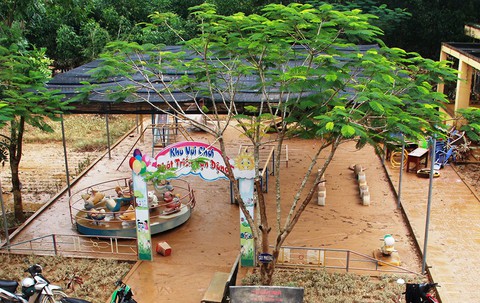 Bỏ việc nhà, thầy cô vùng lũ dọn trường lớp đón trò - Ảnh 1. Bỏ việc nhà, thầy cô vùng lũ dọn trường lớp đón trò - Ảnh 1.
