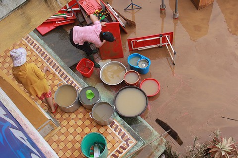 Bỏ việc nhà, thầy cô vùng lũ dọn trường lớp đón trò - Ảnh 2. Bỏ việc nhà, thầy cô vùng lũ dọn trường lớp đón trò - Ảnh 2.