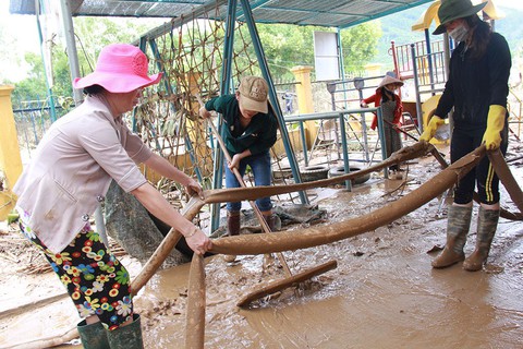 Bỏ việc nhà, thầy cô vùng lũ dọn trường lớp đón trò - Ảnh 4. Bỏ việc nhà, thầy cô vùng lũ dọn trường lớp đón trò - Ảnh 4.