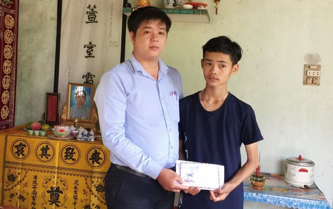 Ông thầy 8 năm đi xin học bổng, nước sạch... cho trò - Ảnh 1. Ông thầy 8 năm đi xin học bổng, nước sạch... cho trò - Ảnh 1.