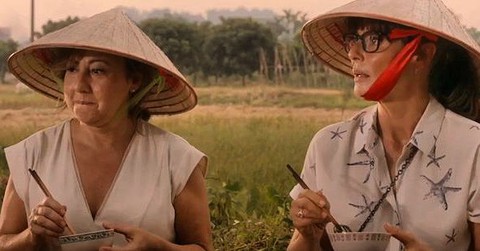 Đạo diễn phim Thị Mai ấn tượng với giao thông Việt Nam - Ảnh 6. Đạo diễn phim Thị Mai ấn tượng với giao thông Việt Nam - Ảnh 6.