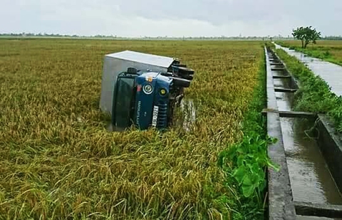 Lốc xoáy, 4 người bị thương, nhiều nhà sập tốc mái tại Thái Bình - Ảnh 1. Lốc xoáy, 4 người bị thương, nhiều nhà sập tốc mái tại Thái Bình - Ảnh 1.